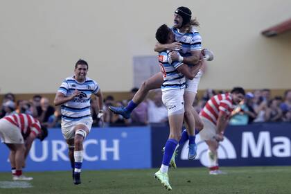 Joaquín Lamas y Carlos Pirán saltan de alegría: el apertura acaba de acertar un penal en la última jugada del Top 12 y el 15-12 sobre Alumni otorga a SIC su 27ª corona.