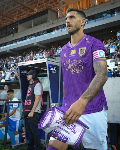 Joaquín Larrivey, a los 41 años es el capitán y goleador de Deportes Concepción