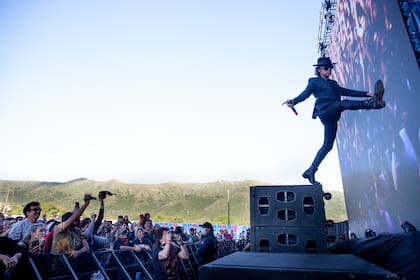 Joaquín Levinton durante el show de Turf en el Escenario Sur del Cosquín Rock 2022