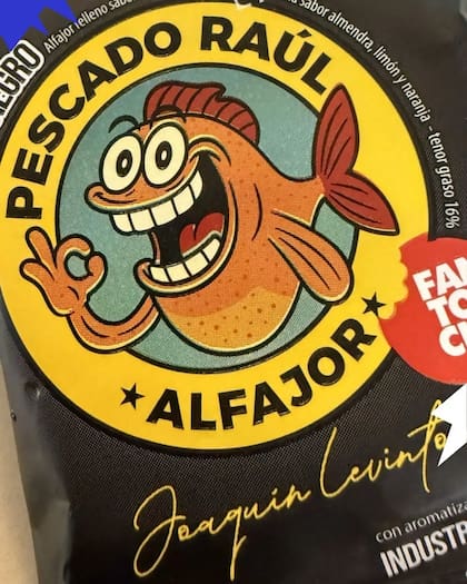 Joaquín Levinton lanzó el alfajor Pescado Raúl que tendrá una versión de chocolate blanco y otra de negro