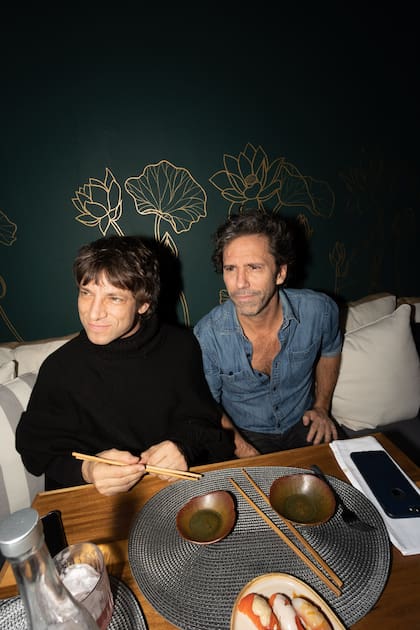 Joaquín Levinton y Gastón Portal a punto de degustar unas piezas de nigiri.