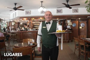 Joaquín Mauri es mozo legendario de La Biela y jefe de salón