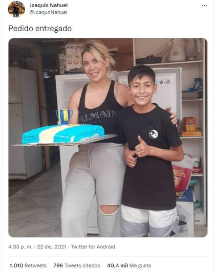 Joaquín Nahuel posó junto a Wanda Nara y a la torta que ella le encargó