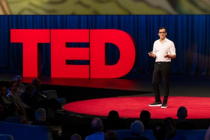 Joaquin Navajas durante su charla en la TEDx Global Idea Search en Vancouver.