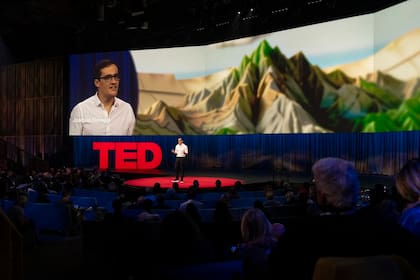 Joaquín Navajas en su exposición en Vancouver