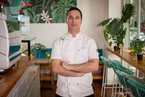 El pastelero que estudió en París para crear postres hiperrealistas con forma de fruta