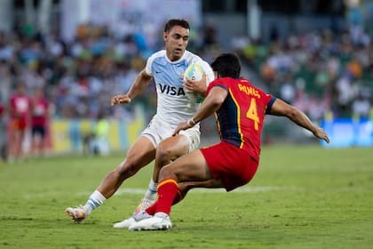 Joaquín Pellandini frena frente a Juan Ramos; el medio-scrum consiguió uno de los tries argentinos contra los españoles en la quinta etapa de la temporada.