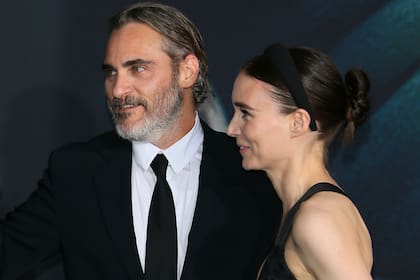 Juntos, en la alfombra verde. Joaquin Phoenix y Rooney Mara forman una pareja muy reservada, pero el sábado pasado hicieron una excepción y se mostraron juntos en la premiere del Guasón realizada en Hollywood