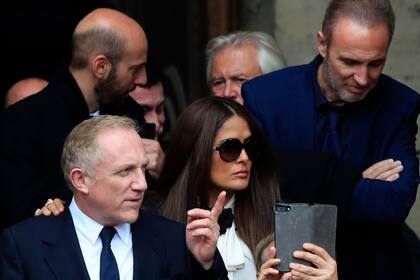 El último adiós. Salma Hayek y su marido, el poderoso empresario Francois-Henri Pinault, estuvieron en la ceremonia de despedida del expresidente francés Jacques Chirac, quien murió la semana pasada