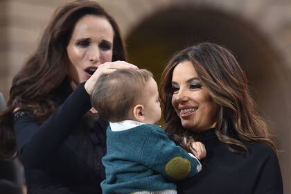 Madre babosa. En el glamoroso evento, Longoria no estuvo sola la acompañó su pequeño Santiago, quien también recibió mimos de la actriz Andie MacDowell