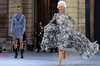 Yo voy volando. Con los pies descalzos y a los saltos se la vio desfilar por la pasarela parisina a la actriz Helen Mirren