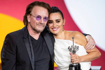 Penélope Cruz, emocionada. La actriz española recibió de las manos del cantante de U2, Bono, el premio Donostia a su trayectoria en el festival de San Sebastián