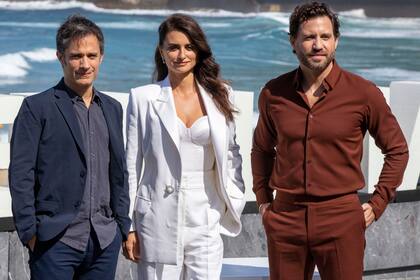 Hora de posar. Antes de recibir su premio, Penélope Cruz posó con sus compañeros de elenco en Wasp Network Gael García Bernal y Édgar Ramírez