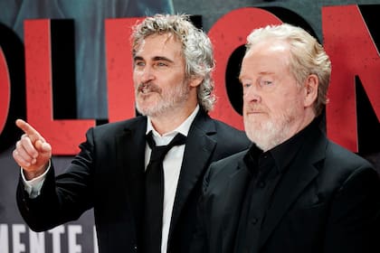 Joaquin Phoenix y Ridley Scott durante una premiere de Napoleón en Madrid 