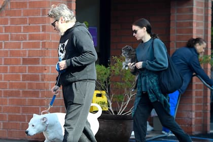 Joaquin Phoenix y Rooney Mara junto a sus perros