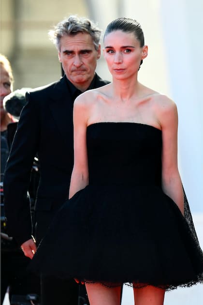 Joaquin Phoenix y su mujer, Rooney Mara, llegan de sorpresa a la premiere de La Voz de Hind Rajab en Venecia. Los actores son, junto a Brad Pitt y Alfonso Cuarón, productores de este film que se centra en el asesinato de Hind Rajab, una niña palestina de cinco años que murió el 29 de enero de 2024 durante un ataque israelí en Gaza