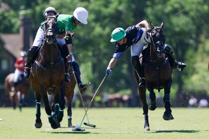 Joaquín Pittaluga y Juan Britos traban sus tacos, un símbolo de lo luchado que estuvo La Hache Cría y Polo 19 vs. La Ensenada 20.
