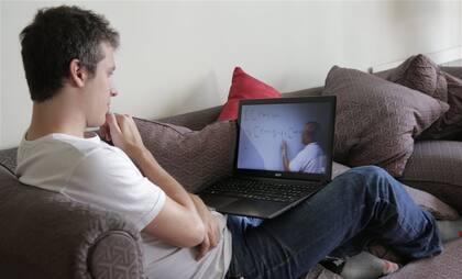 Joaquín Quesada usa los tutoriales para estudiar matemáticas