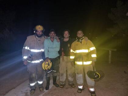 Joaquín Ruibal junto a su equipo tras el incendio en La Susana. "Cuando salvás una casa, un bosque, vidas, volvés a tu casa con el pecho inflado". La brigada hoy la conforman Joaquín junto a Camilo Dimet, Lucrecia Abalos, Martín Cuinat, Máximo Tejera, Nicolás Esquembre, Gastón Carrau y Matías Garrido