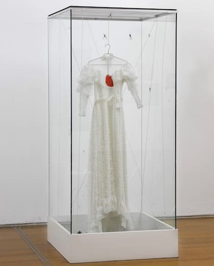 Joaquín Sánchez incrustó un corazón realizado con la técnica del ñandutí en un vestido de novia encerrado en una caja de vidrio