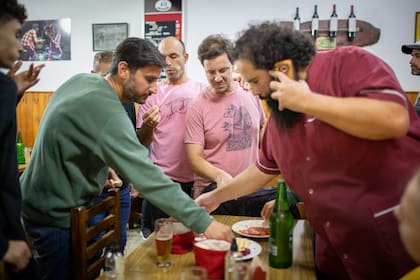 Joaquín Teixedo (a la derecha) y sus amigos.