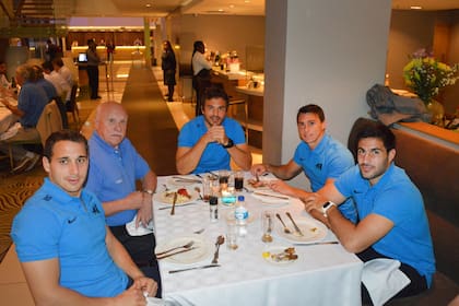 Joaquín Tuculet, José Luis Imhoff, Juan Hernández, Juan Imhoff y Jerónimo de la Fuente, en una cena especial; Pumas de siempre
