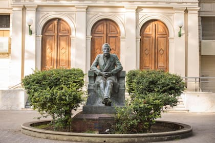 Escultura en bronce de Joaquín V. González frente al Rectorado de la Universidad de La Plata.