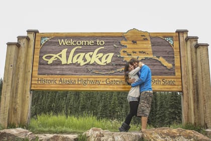 Joaquín y Clara en el icónico cartel de bienvenida.