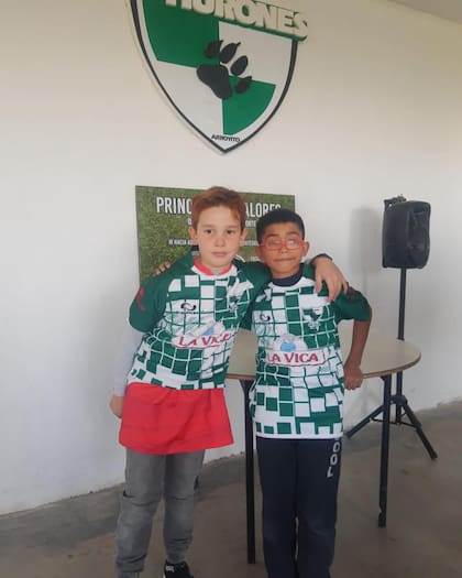 Joaquín y su amiguito, del club de rugby Los Hurones, de Arroyito, Córdoba