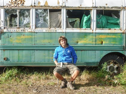 Joaquín Zaldívar posa frente al colectivo de Chris Mc Candless.