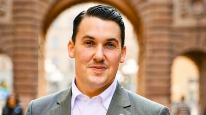 Joar Forsell sostiene que los niños aprenden más con el bolígrafo y el papel.