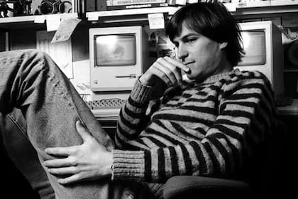 Jobs describía a la computadora como una herramienta adaptable y un nuevo medio de comunicación que revolucionaría la sociedad