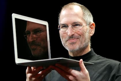 Jobs junto a una MacBook Air, en el lanzamiento del equipo en 2008