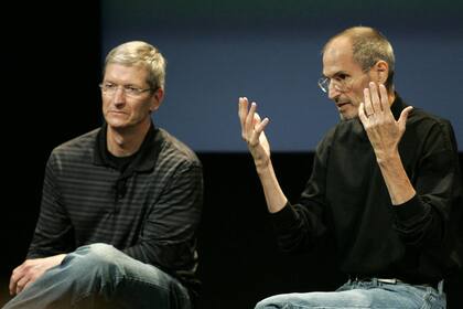 Jobs regresó a Apple en 1997 y, al año siguiente, contrató a Tim Cook como vicepresidente sénior de operaciones mundiales de Apple y especialista en cadenas de suministro para manufactura global
