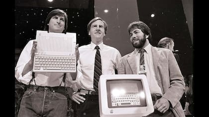 Jobs, Sculley y Wozniak el 24 de abril de 1984, cuando lanzan la Apple IIc en San Francisco, Estados Unidos