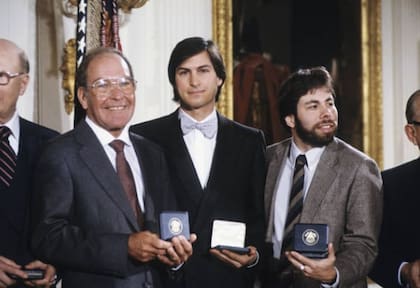 Jobs y Wozniak recibiendo la Medalla Nacional de Tecnología en 1985 (Getty Images)
