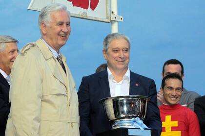 Carlos Felice recibió la copa del GP Jockey Club de manos de Miguel Crotto Sojo, presidente de la entidad madre del turf aergentino