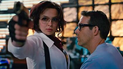 Jodie Comer y Ryan Reynolds en Free Guy