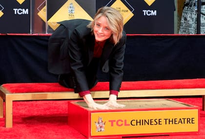 Jodie Foster celebró su décimo aniversario con Alexandra Hedison de una manera muy especial: la actriz de 61 años dejó las huellas de sus pies y de sus manos en una de las baldosas de la entrada del Teatro Chino TCL en el marco del 15° Festival de Cine Clásico TCM