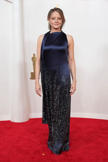 Jodie Foster, nominada a mejor actriz de reparto por Nyad, lució un diseño de Loewe