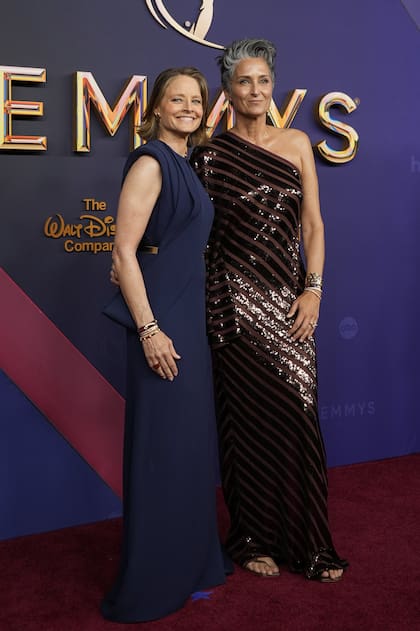 Jodie Foster, quien se alzó con el Emmy a mejor actriz por su rol en True Detective: Noche polar, posó para los flashes con un impecable vestido azul de Armani. Junto a ella, su pareja Alexandra Hedison