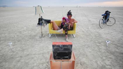 Jody Friedman y Jeff Montgomery se relajan en "Playa TV" una de las instalaciones artisticas