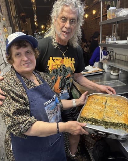 Jody Scaravella abrió Enoteca Maria en 2007 para honrar a su madre y a su abuela a través de la cocina con platos preparados por abuelas de todo el mundo (Foto: Instagram @enoteca_maria)