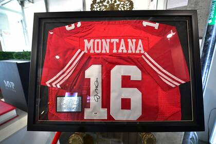 La camiseta de San Francisco 49ers del mítico Joe Montana, quien también jugó en Kansas City Chiefs, el otro finalista