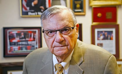 Joe Arpaio, exjefe policial del condado Maricopa, posa en su oficina el 26 de agosto de 2019