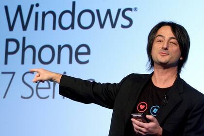 Joe Belfiore, responsable de diseño de Windows Phone, durante la presentación de la plataforma en el congreso de móviles de Barcelona en 2010