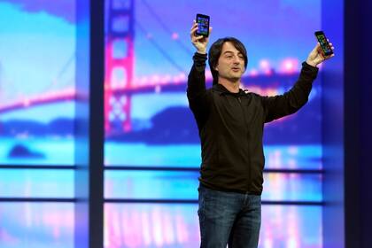 Joe Belfiore, vicepresidente del grupo de móviles de Microsoft, muestra los nuevos teléfonos con Windows Phone 8.1