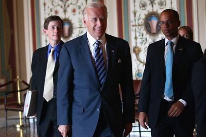 Joe Biden asiste a una reunión bicameral y bipartidista de legisladores junto con su jefe de gabinete Bruce Reed (izquierda) en 2011, durante su período como vicepresidente de Barack Obama