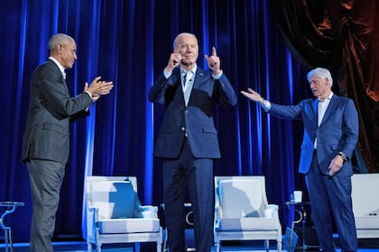 El expresidente estadounidense Barack Obama y el expresidente estadounidense Bill Clinton animan al presidente estadounidense Joe Biden durante un evento de recaudación de fondos de campaña en el Radio City Music Hall de la ciudad de Nueva York el 28 de marzo de 2024