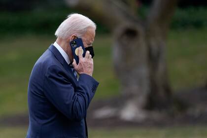 Joe Biden camina en la Casa Blanca (Archivo: AP Photo/Patrick Semansky)